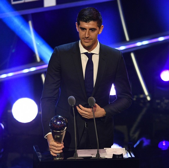 epa07044070 Real Madrid and Belgian national goalkeeper Thibaut Courtois receives the Best FIFA Goalkeeper Award during the Best FIFA Football Awards 2018 in London, Great Britain, 24 September 2018.  ...