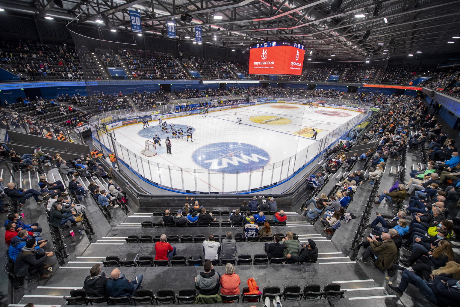 Rund 3000 Zuger Eishockey Fans geniessen das Spiel beim Eishockey Meisterschaftsspiel in der Qualifikation der National League zwischen dem EV Zug und den ZSC Lions vom Freitag, 23. Oktober 2020 in Zu ...