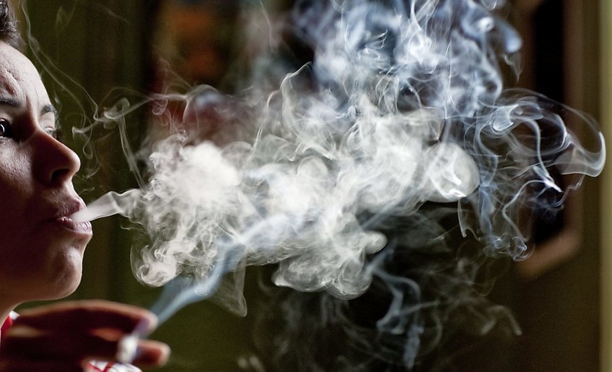 Der Tabakkonsum kostet die Schweiz gemäss einer Studie der ZHAW jährlich fünf Milliarden Franken.