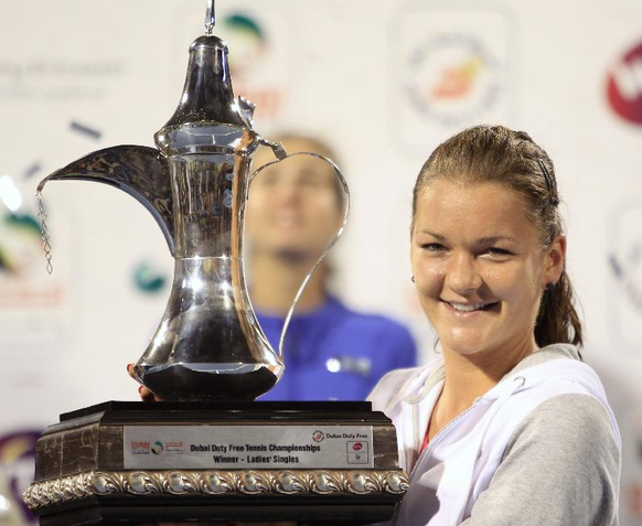 Tässchen Kaffee? Agnieszka Radwanska bietet milde polnische Brühe an. Pokal: WTA-Turnier in Dubai.&nbsp;