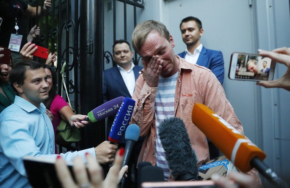 Prominent Russian investigative journalist Ivan Golunov, cries as he leaves a Investigative Committee building in Moscow, Russia, Tuesday, June 11, 2019. In a surprising turnaround, Russia&#039;s poli ...