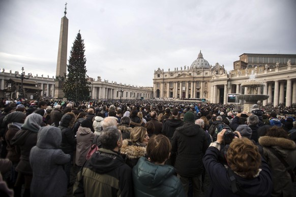 Zehntausende Gläubige verfolgten die Zeremonie auf dem Petersplatz.&nbsp;