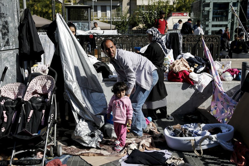 Eine afghanische Familie auf dem Victoria-Platz in Athen: Die meisten Flüchtlinge wollen sofort weiter, die Unterkünfte sind deshalb oft nur provisorisch.