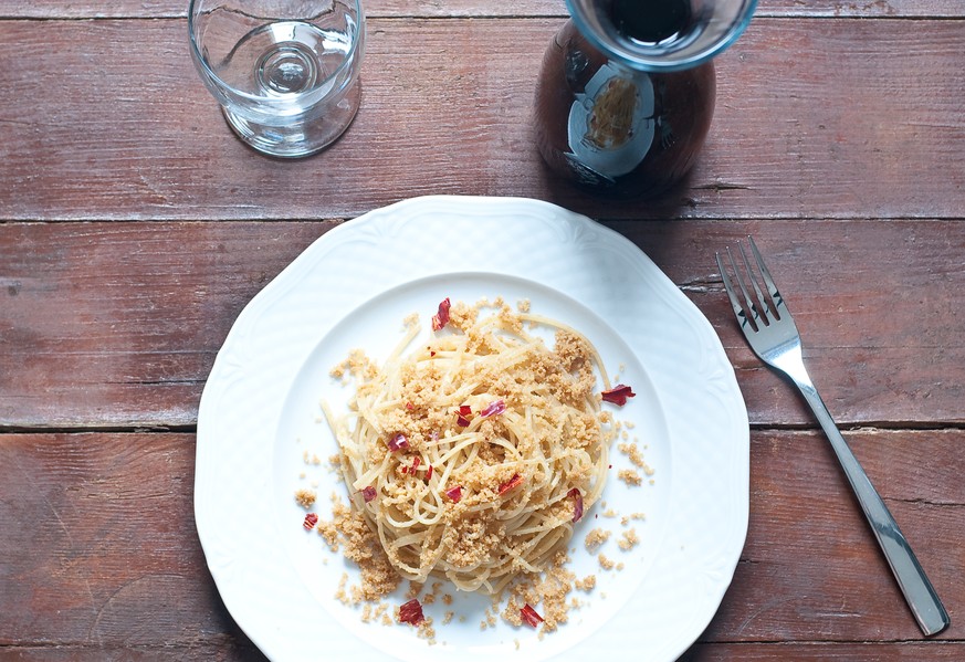 spaghetti pasta con pangratto brotkrümel knoblauch chili olivenöl italien essen sizilien