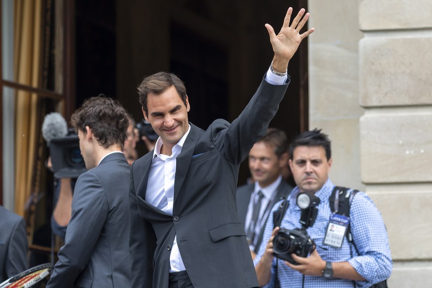 epa07850525 Team Europe&#039;s Roger Federer, greet the fans, during the official welcome ceremony together with other tennis players ahead of the Laver Cup in Geneva, Switzerland, 18 September 2019.  ...