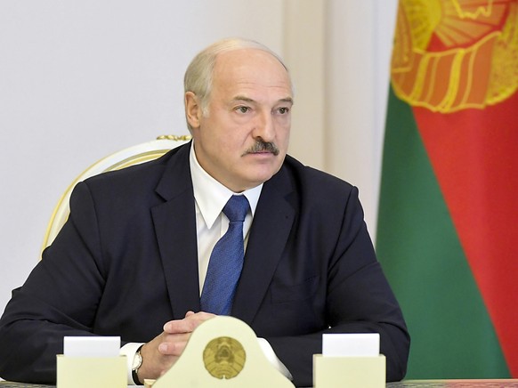 Alexander Lukaschenko, Pr�sident von Belarus, f�hrt den Vorsitz einer Sitzung des Sicherheitsrats. Seit Tagen herrschen landesweit Proteste gegen den belarussischen Pr�sidenten. Foto: Andrei Stasevich ...