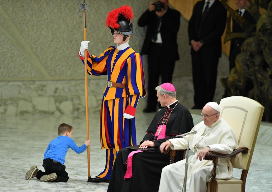 epa07194365 A child comes closer to Pope Francis (R) as he leads the weekly general audience in the Paul VI hall, in Vatican City, 28 November 2018. EPA/ETTORE FERRARI