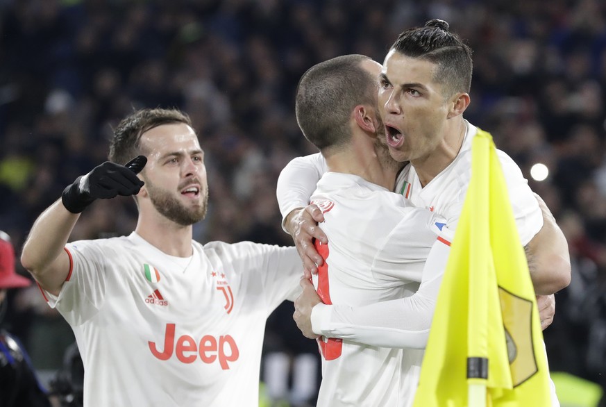 Juventus&#039; Cristiano Ronaldo, right, celebrates after scoring his side&#039;s second goal during the Serie A soccer match between Roma and Juventus at the Rome Olympic Stadium, Italy, Sunday, Jan. ...