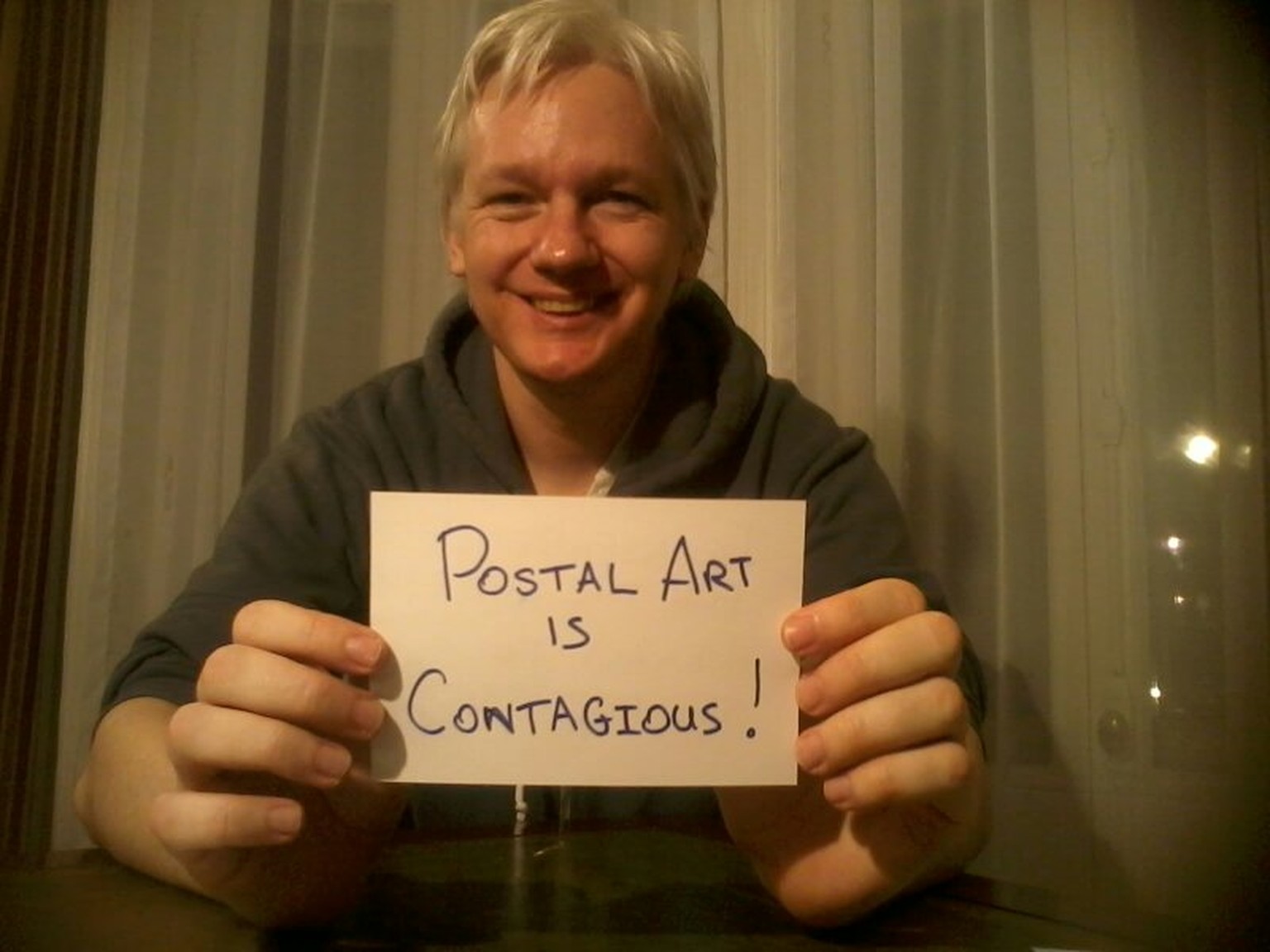 Bitniks wohl berühmteste Aktion war «Delivery For Mr. Assange». Ein Paket, adressiert an Julian Assange in der ecuadorianischen Botschaft in London, enthielt ein Handy, das durch ein kleines Loch alle ...