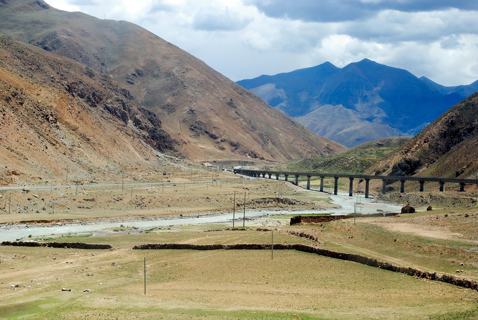 Der Tanggula-Pass mit der Lhasa-Bahnlinie. Im Winter kann die Temperatur hier unter –20°C fallen.