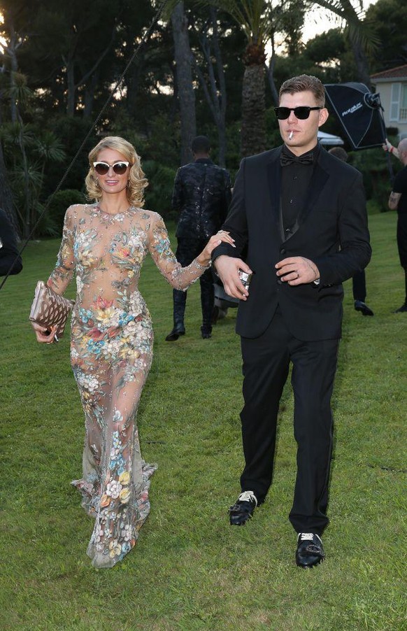 CAP D&#039;ANTIBES, FRANCE - MAY 17: Paris Hilton and Chris Zylka attend at the amfAR Gala Cannes 2018 at Hotel du Cap-Eden-Roc on May 17, 2018 in Cap d&#039;Antibes, France. (Photo by Gisela Schober/ ...