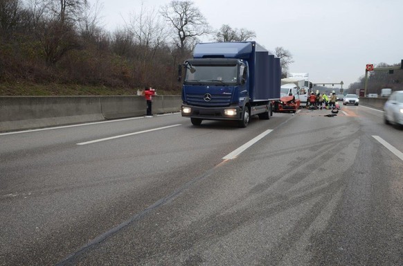 Auffahrkollision mit sechs beteiligten Fahrzeugen: fünf Personen verletzt


Muttenz BL/Autobahn A2. Auf der Autobahn A2, zwischen dem Schweizerhallentunnel und der Verzweigung Hagnau, in Fahrtrichtung ...