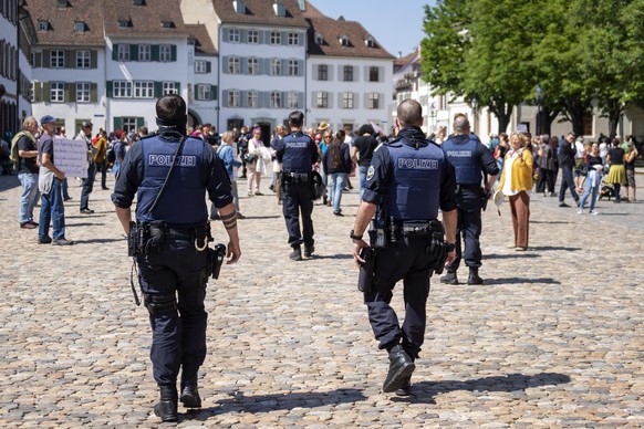 Die Polizei beendet eine Mahnwache fuer die Wahrheitsfindung und die Einhaltung der Grundrechte der Organisation Baselwach auf dem Muensterplatz in Basel, am Samstag, 16. Mai 2020. (KEYSTONE/Georgios  ...