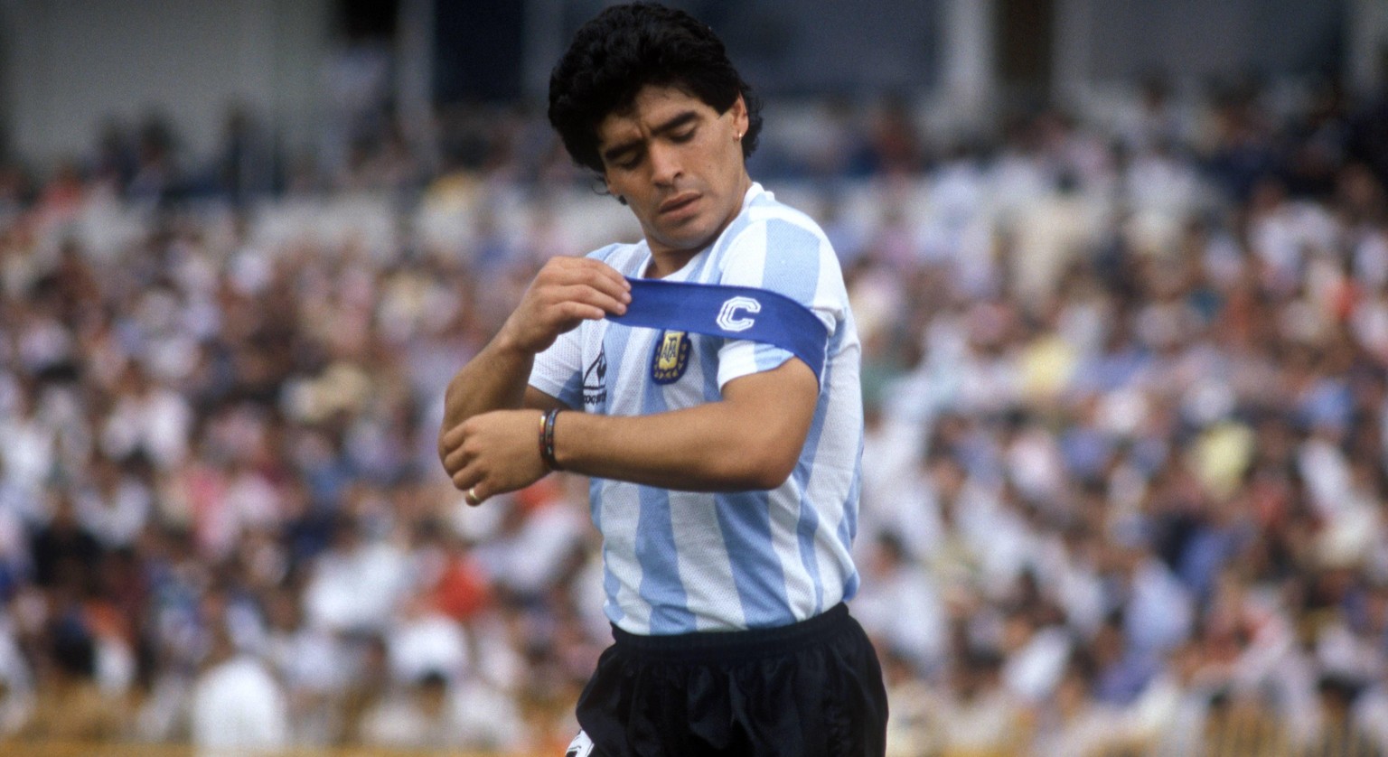 Bildnummer: 01725163 Datum: 10.06.1986 Copyright: imago/Sven Simon
Diego Armando Maradona (Argentinien) befestigt seine Kapit