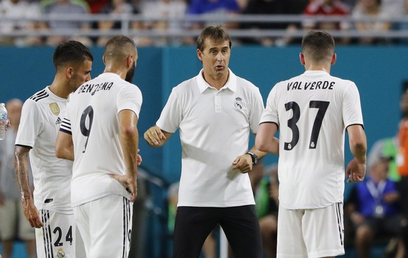 epa06921219 Real Madrid coach Julen Lopetegui speaks with players (L-R) Daniel Ceballos, Karim Mostafa Benzema and Federico Valverde during a hydration break in play against Manchester United in their ...