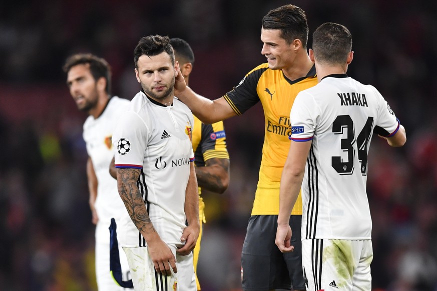 Basel&#039;s Renato Steffen, left, and Taulant Xhaka, talk to Arsenals Granit Xhaka, after an UEFA Champions League Group stage Group A matchday 2 soccer match between England&#039;s Arsenal FC and Sw ...