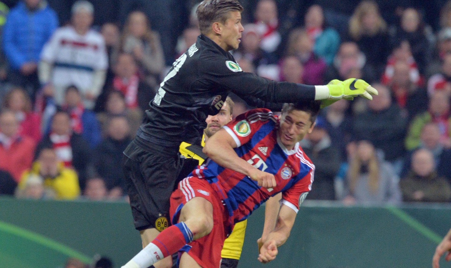 Robert Lewandowski wird von BVB-Keeper Langerak über den Haufen gerannt.