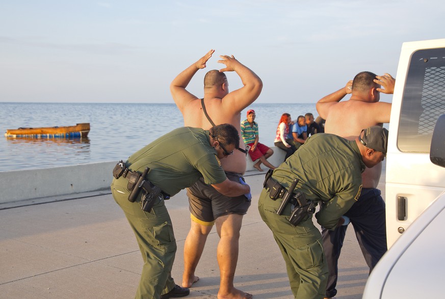 Sie haben es geschafft: Mit einem selbstgebauten Boot erreichten diese kubanischen Migranten die Küste der USA bei Key West, Miami. Das heisst: Sie werden nicht zurückgeschickt.