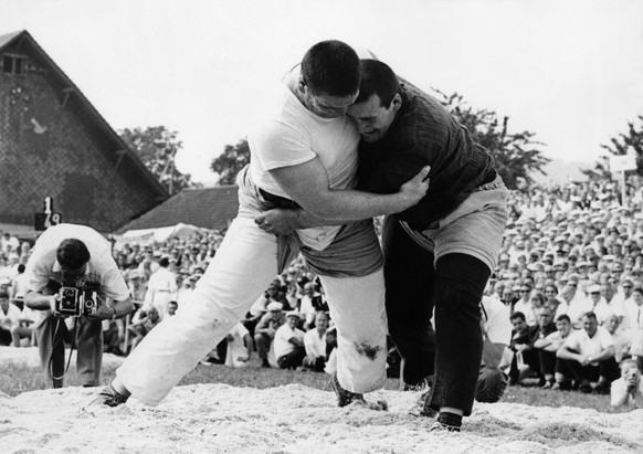 Der Schwinger Karl Meli, links, tritt am 3. August 1967 an der 8. Kilchberger Schwinget gegen den den Schwinger Rudolf Hunsperger an. (KEYSTONE/Str)