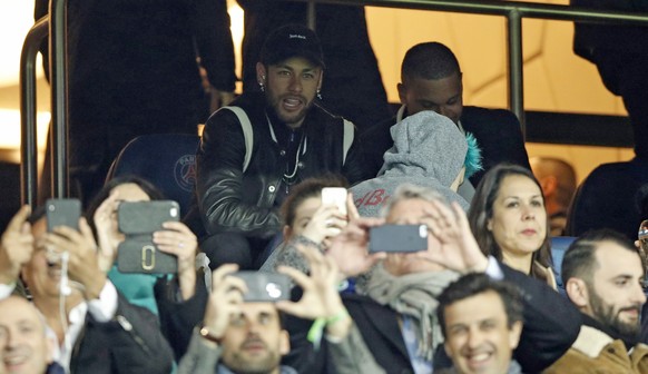 epa07418220 Paris Saint Germain&#039;s Neymar (C) in the stands during the UEFA Champions League round of 16 second leg soccer match between PSG and Manchester United at the Parc des Princes Stadium i ...