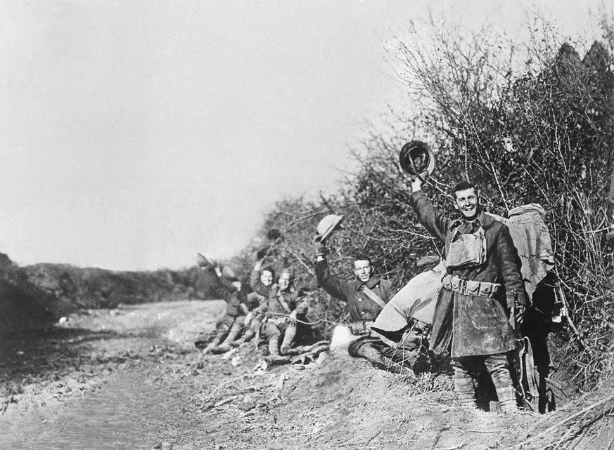 ARCHIVE --- VOR 100 JAHREN AM 11. NOVEMBER 1918 BEENDETE DER VEREINBARTE WAFFENSTILLSTAND VON COMPIEGNE DIE KAMPFHANDLUNGEN IM ERSTEN WELTKRIEG --- Soldiers in a field wave their hats and cheer on Arm ...