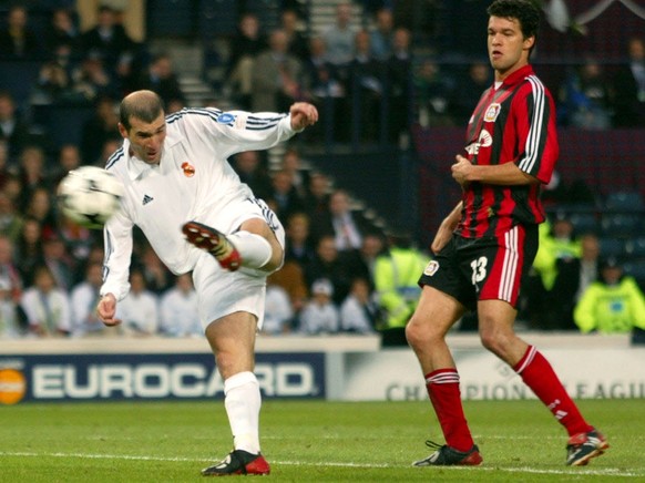 GLG18 - 20020515, GLASGOW, UNITED KINGDOM: Real Madrid&#039;s French playmaker Zinedine Zidane (L) shoots on the goal in front of Michael Ballack of Bayer Leverkusen during the Champions League final  ...