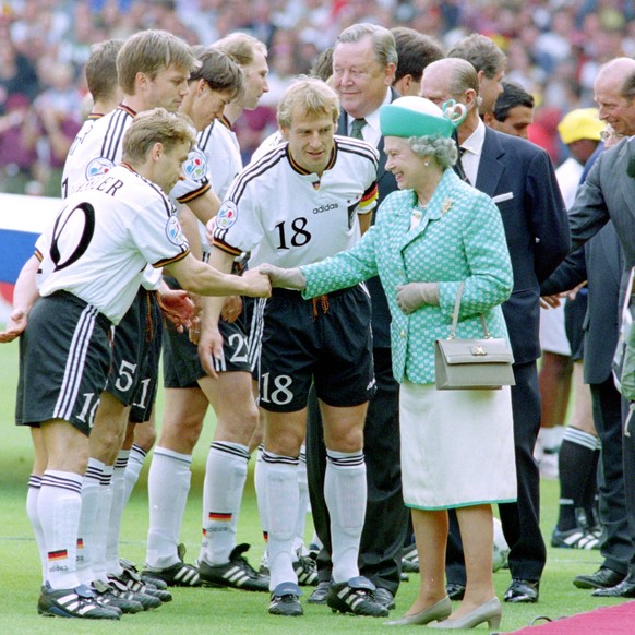 30.06.1996, Fussball Europameisterschaft 1996, Finale, Deutschland - Tschechien 2:1 n.V, Mannschaftskapitaen Juergen Klinsmann, mi., stellt Englands Koenigin Queen Elizabeth II die deutschen Spieler v ...