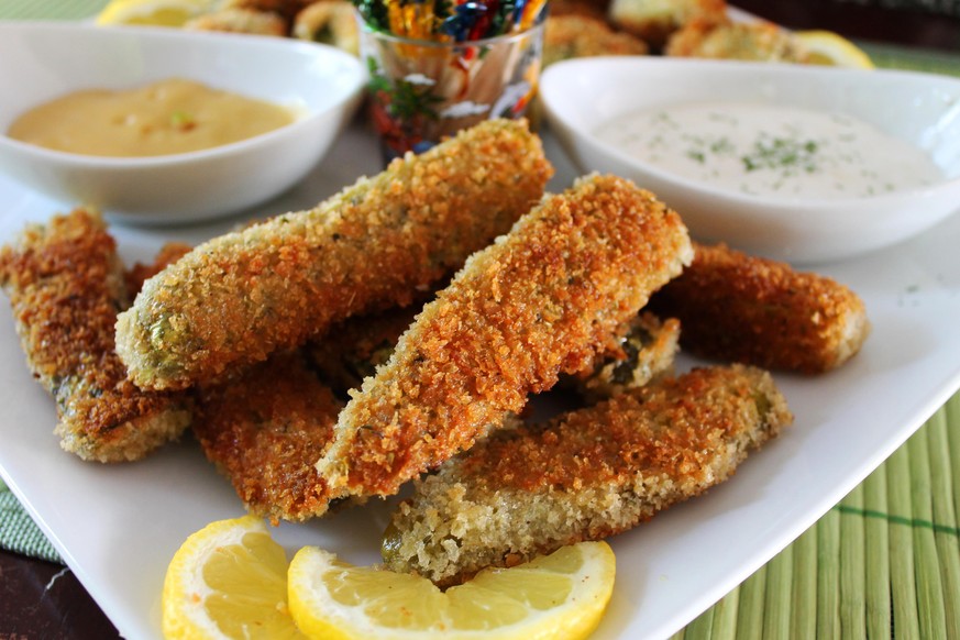 Fried Dill Pickle Spears snacks essen food USA Südstaaten Ranch Dressing Spicy Mayo.
