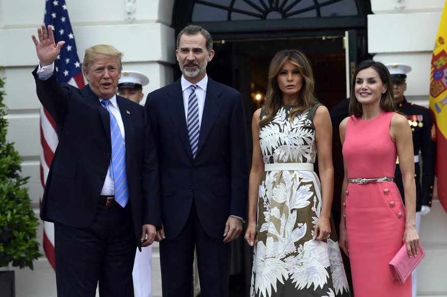 President Donald Trump, left, waves after posing for a photo with Spain&#039;s King Felipe VI, second from left, first lady Melania Trump, third from right, and Queen Letizia, right, on the South Lawn ...