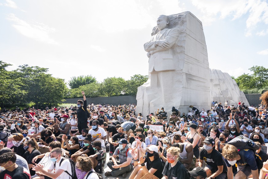 epaselect epa08465926 A Black Lives Matter protest takes a knee at the Martin Luther King Memorial on the seventh day of protests in DC over the death of George Floyd, who died in police custody, in W ...