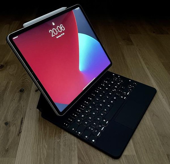 iPad Pro 2021. Das Magic Keyboard ist Tabletständer und beleuchtete Tastatur in einem.