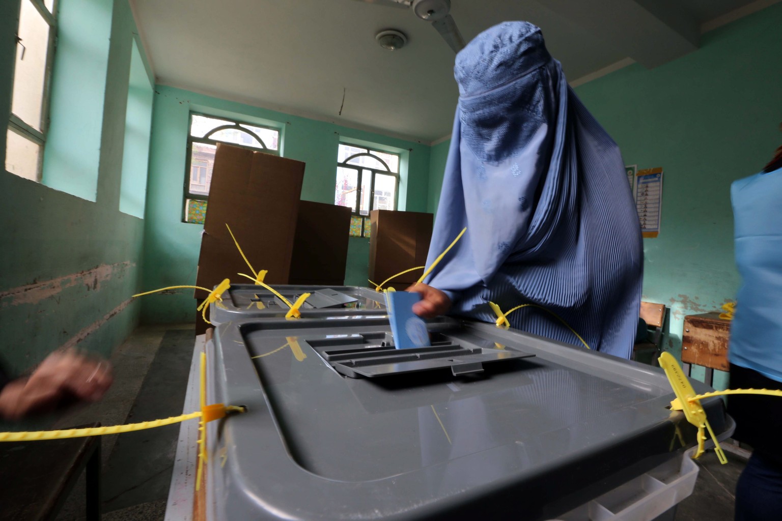 Höchste Sicherheitsvorkehrungen und Massnahmen gegen Wahlbetrug: Eine Frau in Afghanistan gibt ihre Stimme ab.