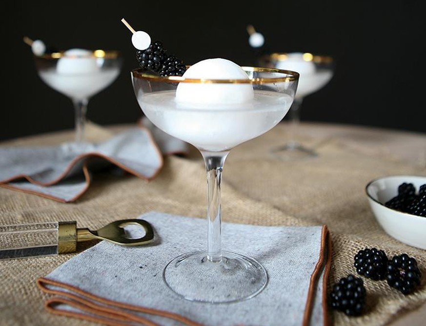full moon martini cocktail trinken wodka drinks alkohol https://jojotastic.com/wp-content/uploads/2016/08/jojotastic-recipe-full-moon-cocktail-4.jpg