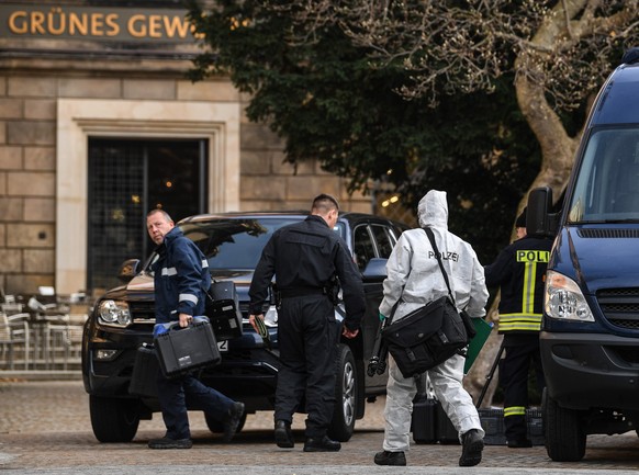 epa08024375 Police officers investigate near the Dresden Castle, in Dresden, Saxony, Germany, 25 November 2019. Dresden&#039;s Treasury Green Vault was broken into on early 25 November. According to t ...