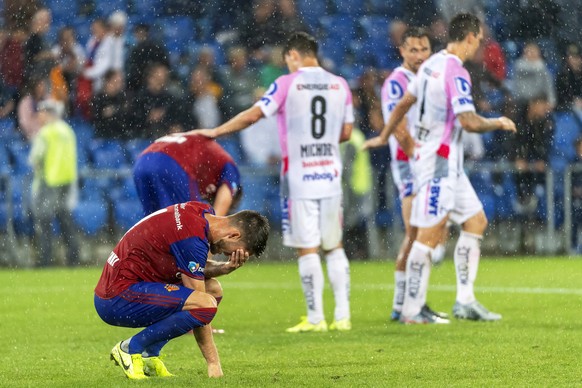 epa07761167 Basel&#039;s Ricky van Wolfswinkel (front) reacts after the UEFA Champions League third qualifying round, first leg soccer match between FC Basel and LASK in Basel, Switzerland, 07 August  ...