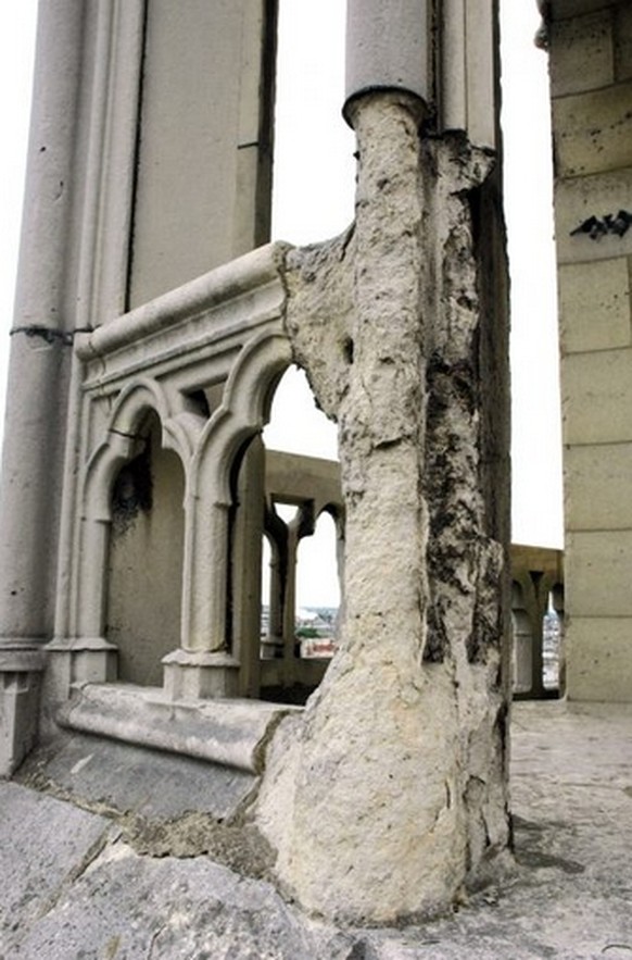 Schäden an der Notre-Dame
http://www.notredamedeparis.fr/friends/the-problem/