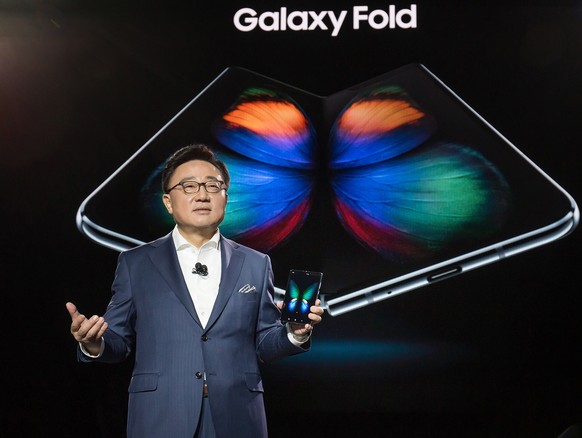 epa07384288 A handout photo made available by Samsung Electronics Co. DJ Koh, head of Samsung Electronics Co.&#039;s IT &amp; Mobile Communications Division, unveiling the Galaxy Fold, the foldable sm ...