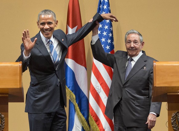 JAHRESRUECKBLICK 2016 - MAERZ - Cuban President Raul Castro lifts up the arm of President Barack Obama at the conclusion of their joint news conference at the Palace of the Revolution, Monday, March 2 ...