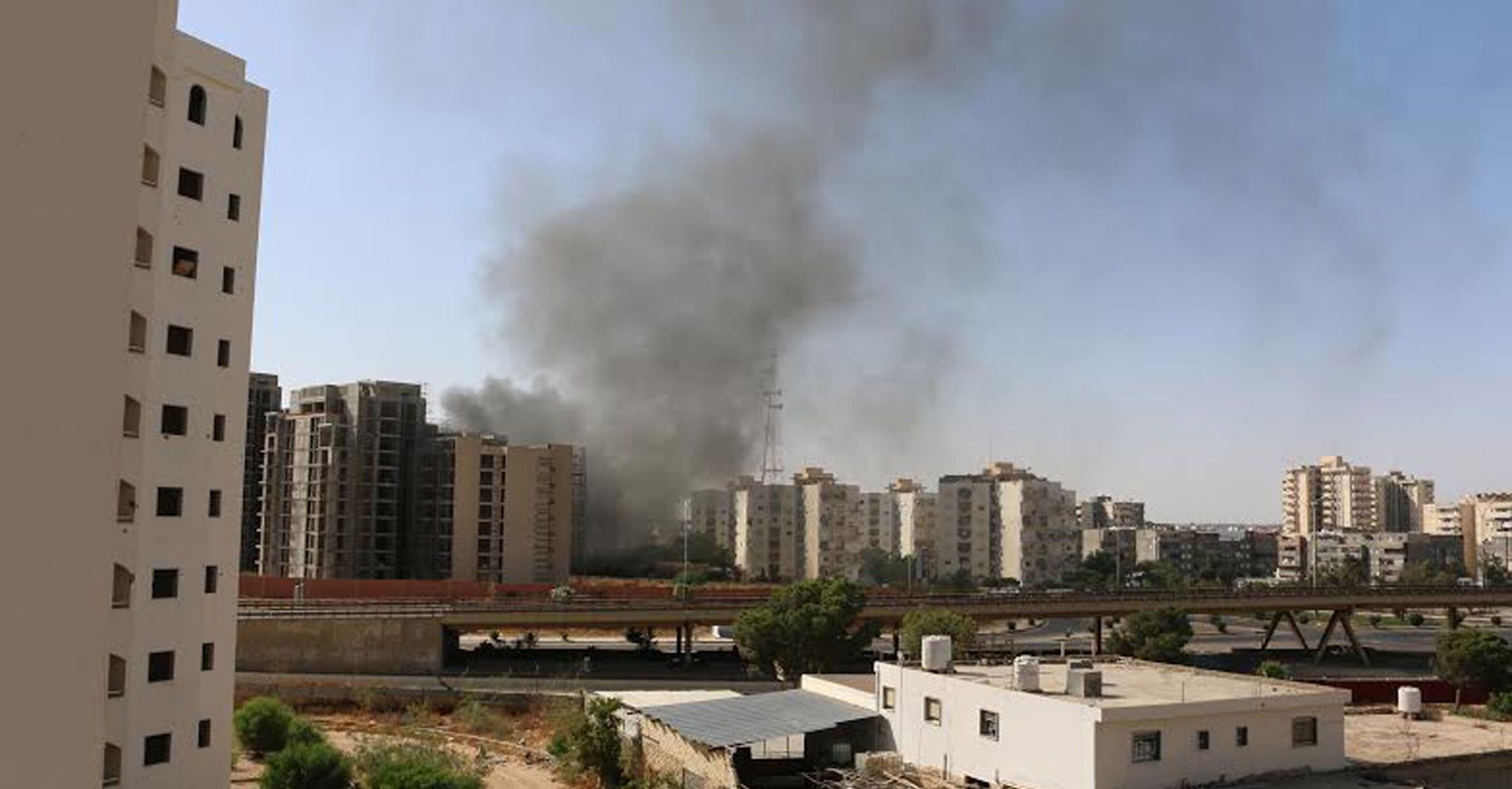 In der Nähe des Flughafens von Tripolis steigt Rauch auf.