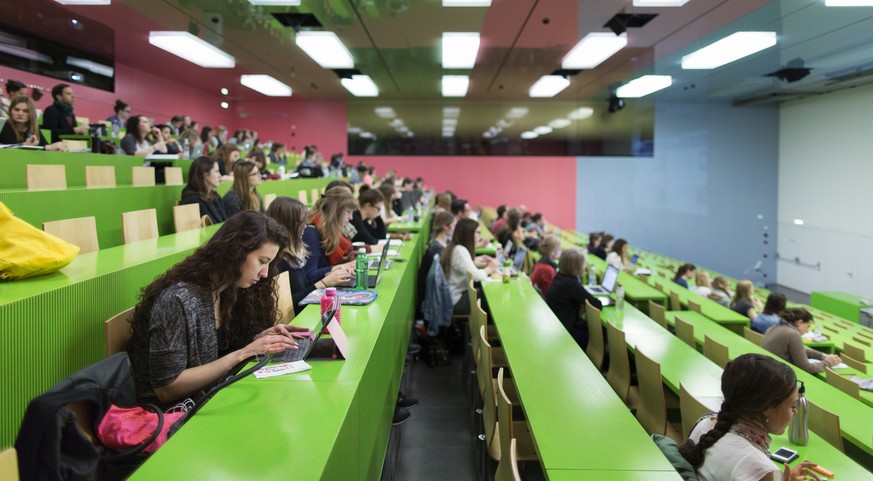 Students attend a pychology lecture, photographed in a lecture hall at the main building of the University of Zurich in Zurich, Switzerland, on April 13, 2015. (KEYSTONE/Gaetan Bally)

Studenten verfo ...