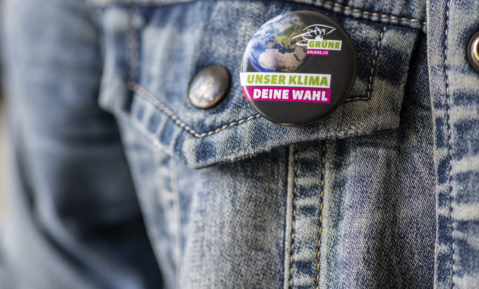 BILD-SERIE WAHLEN 2019: ZU DEN PARTEI-GIVEAWAYS DER GPS STELLEN WIR IHNEN HEUTE FOLGENDE BILDER ZUR VERFUEGUNG --- [Staged Picture] A person with a pin of the Green Party of Switzerland on the jean ja ...