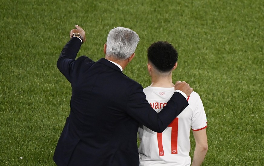 epa09278243 Switzerland&#039;s head coach Vladimir Petkovic (L) gives instructions to his player Ruben Vargas during the UEFA EURO 2020 group A preliminary round soccer match between Italy and Switzer ...
