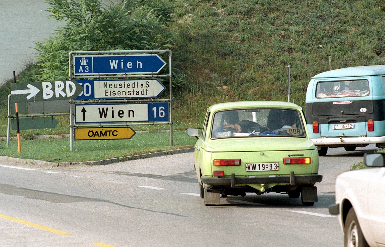 Nach dem Grenzuebertritt von Ungarn nach Oesterreich weist ein provisorisch angebrachtes Schild Buergern aus der DDR in ihren Wagen den Weg in die BRD am 11. Sept. 1989. Vor 15 Jahren, am 11. Sept. 19 ...