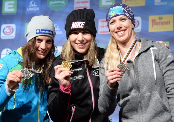 Ledecka (mitte) wird 2015 Weltmeisterin im Snowboard-Parallel-Riesenslalom.