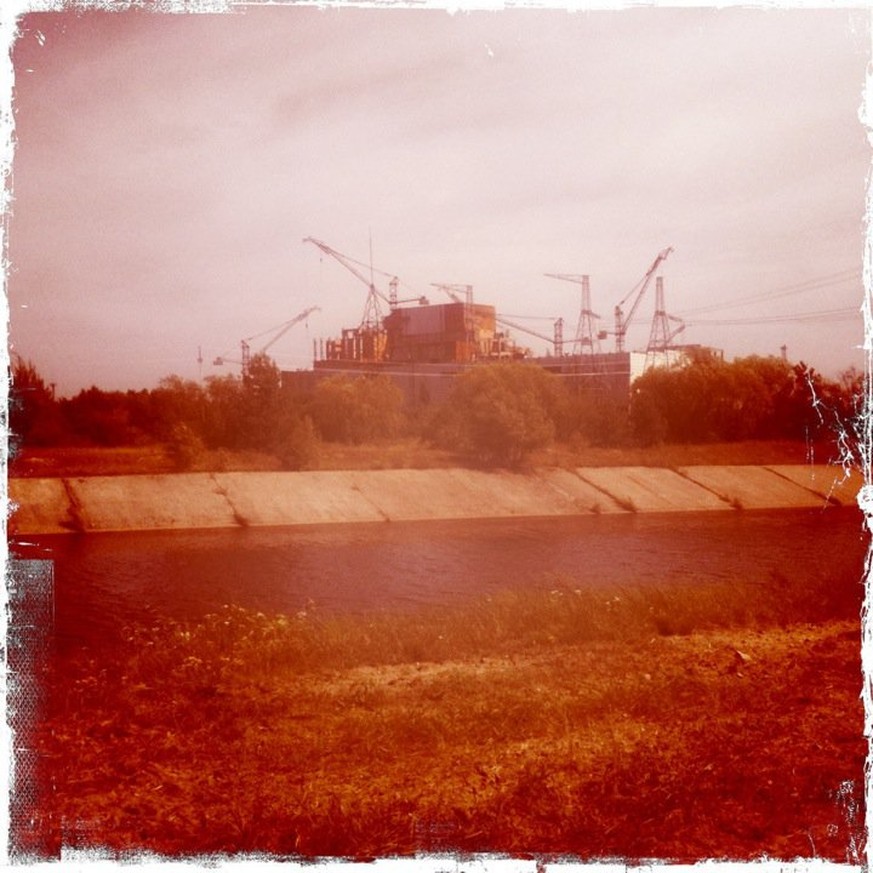 Der Reaktor in Tschernobyl. Der Sarkophag aus Stahl soll 100 Jahre halten. Die Halbwertszeit von Plutonium ist einige tausend Jahre ...&nbsp;