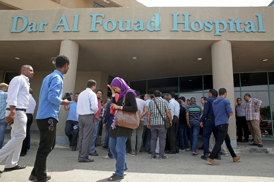 Journalisten warten vor dem Dar Al Fouad Spital, wo die verletzten mexikanischen Touristen in Behandlung sind.