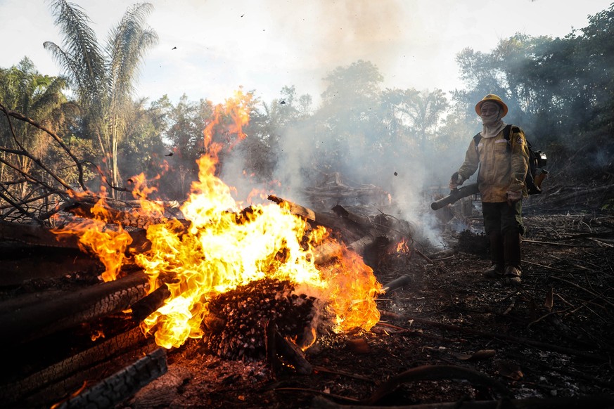 epa07827071 Prevfogo firefighters, an Ibama forest brigade formed by indigenous people of the Tenhari ethnic group, participate in fire fighting efforts fire in an indigenous reserve located in Humait ...