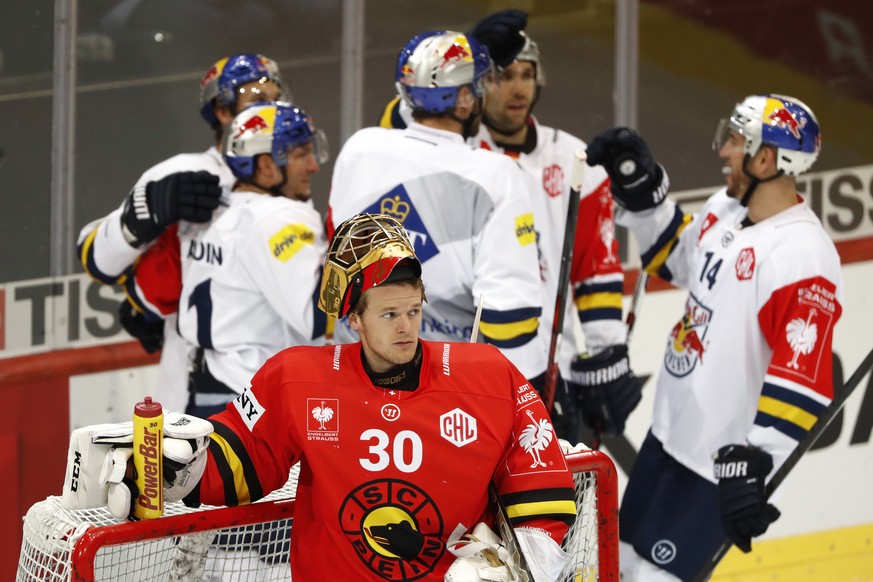 Bern&#039;s goalkeeper Leonardo Genoni looks on after Munich&#039;s Keith Aucoin, back left, scored the 1-1 during the Champions Hockey League round of 16 match between Switzerland&#039;s SC Bern and  ...