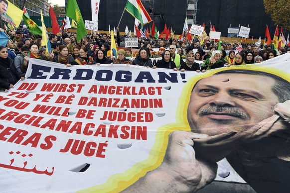 epa05618821 Kurdish demonstrators protest against the policies of Turkish President Recep Tayyip Erdogan, in Zurich, Switzerland, 05 November 2016, as a reaction to the arrest of the co-leaders of the ...
