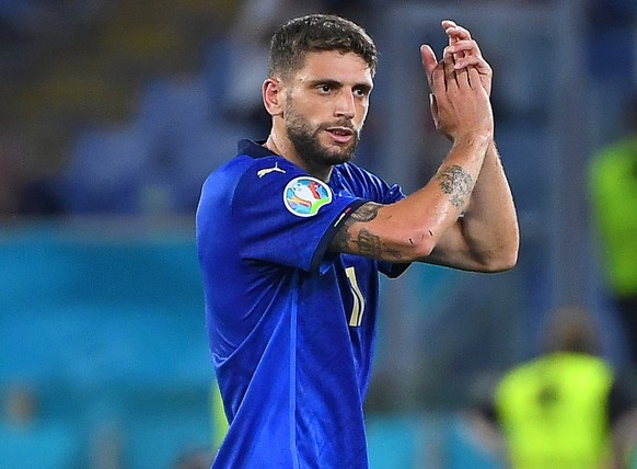 epa09278223 Italy&#039;s Domenico Berardi applauds fans as he leaves the pitch during the UEFA EURO 2020 group A preliminary round soccer match between Italy and Switzerland in Rome, Italy, 16 June 20 ...